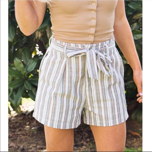 Listicle Pants - Listicle boutique casual paper bag shorts with tie waist Size Large NWT